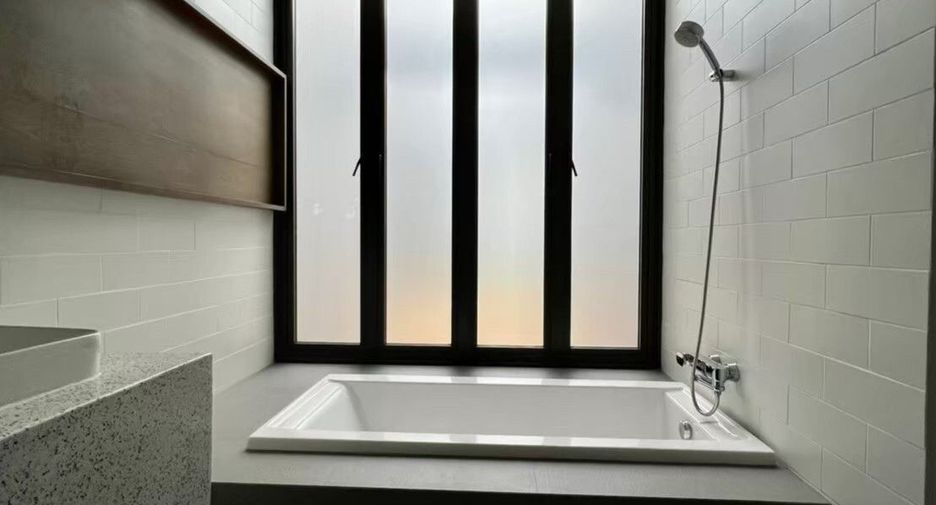 For rent 4 bedrooms house in Khlong Toei, Bangkok