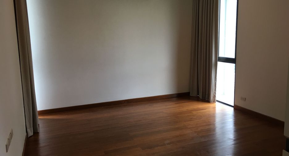 For rent 4 bedrooms house in Khlong Toei, Bangkok
