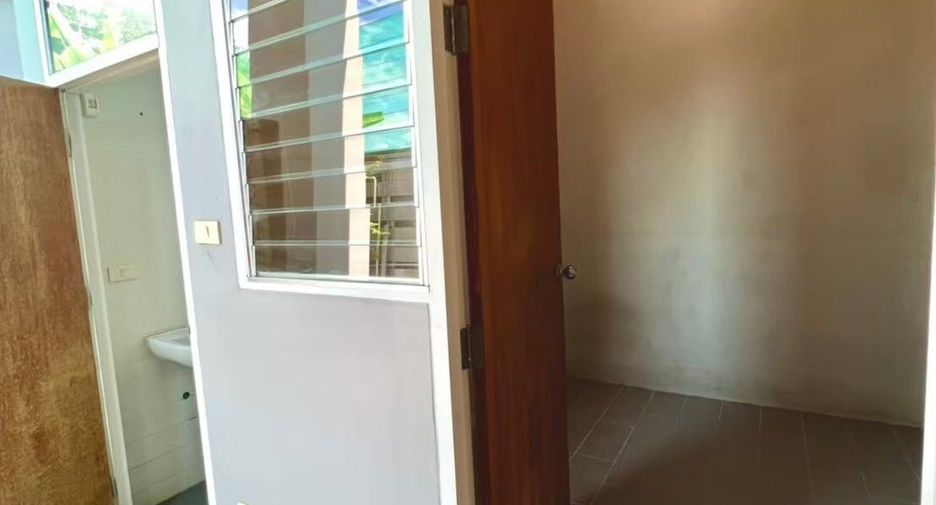 For rent 4 bedrooms house in Khlong Toei, Bangkok