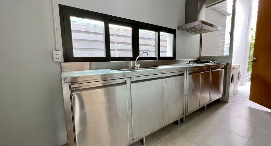 For rent 4 bedrooms house in Khlong Toei, Bangkok