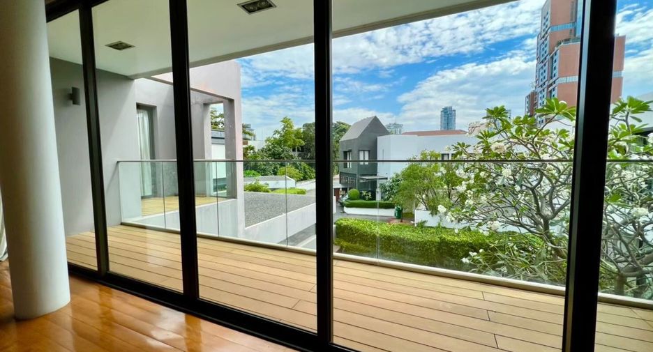 For rent 4 bedrooms house in Khlong Toei, Bangkok