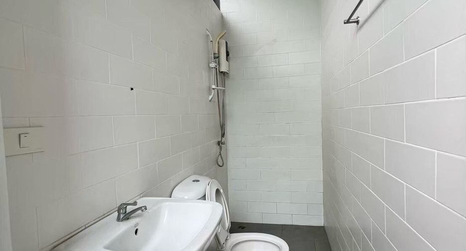 For rent 4 bedrooms house in Khlong Toei, Bangkok