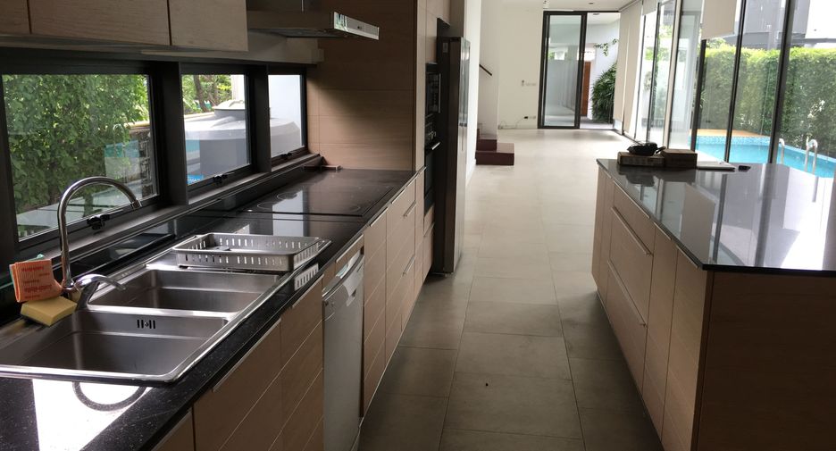 For rent 4 bedrooms house in Khlong Toei, Bangkok