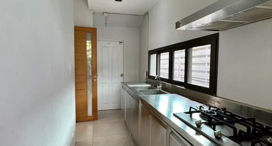 For rent 4 bedrooms house in Khlong Toei, Bangkok