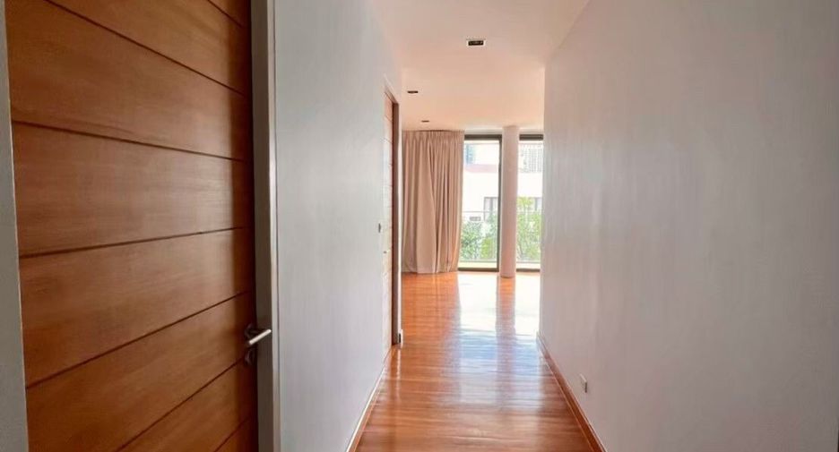 For rent 4 bedrooms house in Khlong Toei, Bangkok