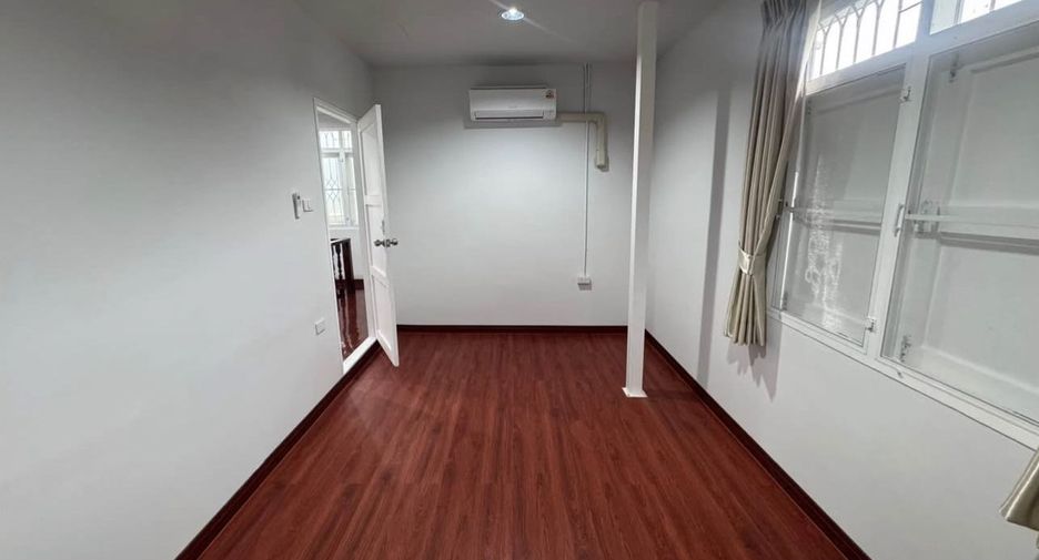 Casa en alquiler de 3 habitaciones en Chatuchak, Bangkok