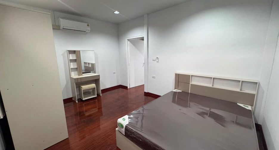 Casa en alquiler de 3 habitaciones en Chatuchak, Bangkok