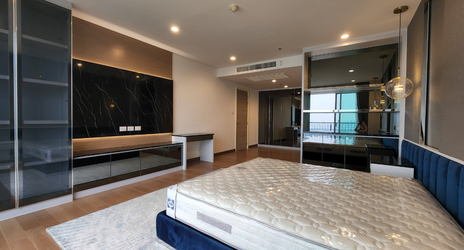 For sale 4 bedrooms condo in Yan Nawa, Bangkok