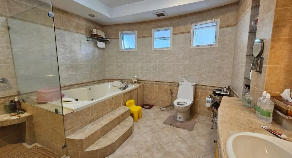For sale 8 bedrooms house in Khlong Toei, Bangkok