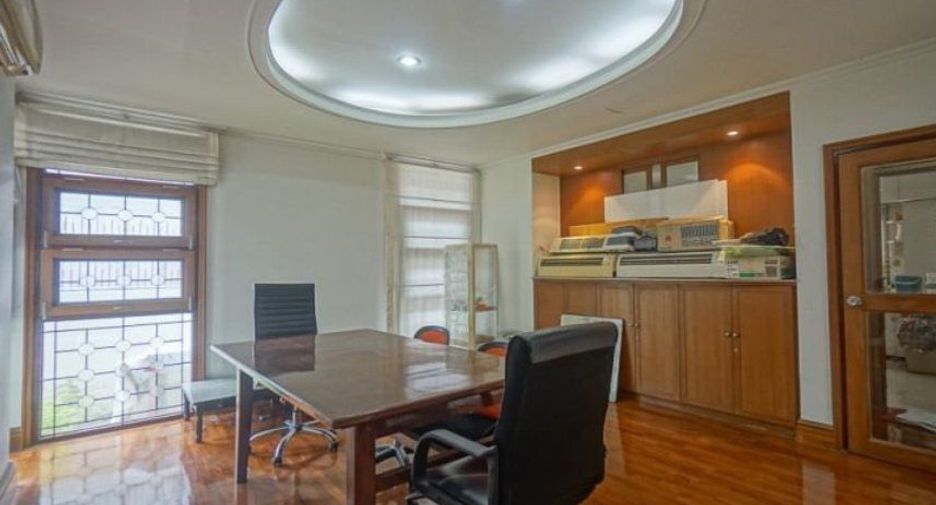 Casa en venta y en alquiler de 4 habitaciones en Wang Thonglang, Bangkok