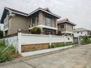 Casa en venta y en alquiler de 4 habitaciones en Wang Thonglang, Bangkok