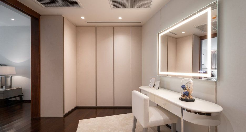 For sale 4 bedrooms condo in Watthana, Bangkok