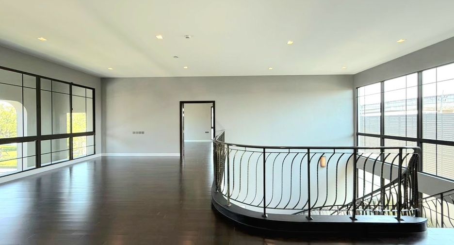 For sale 5 bedrooms house in Lat Krabang, Bangkok