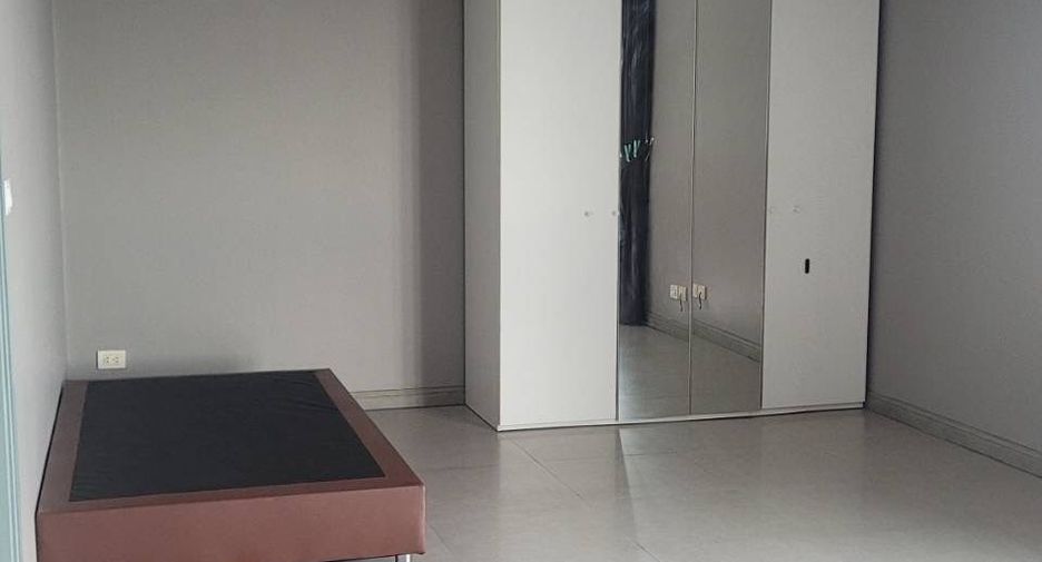 For sale and for rent 3 bedrooms condo in Khlong Toei, Bangkok