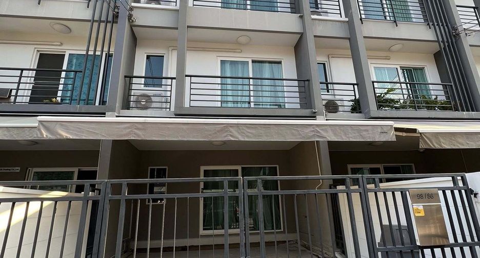 À vendre et à louer 3 chambres maison de ville à Prawet, Bangkok