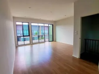 Reihenhaus zur Miete mit 3 Zimmer in Saphan Sung, Bangkok