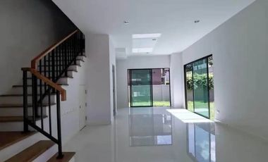 For rent 3 bedrooms townhouse in Saphan Sung, Bangkok