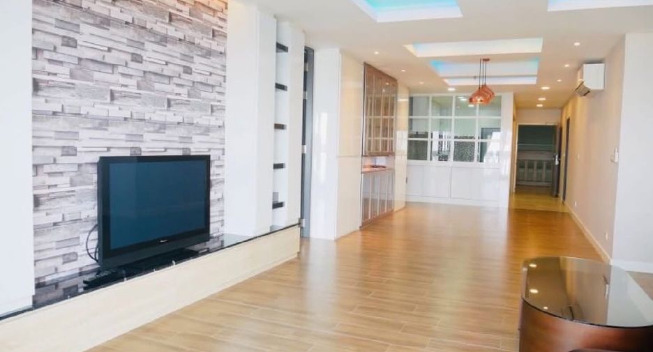 For rent 2 bedrooms condo in Bang Rak, Bangkok