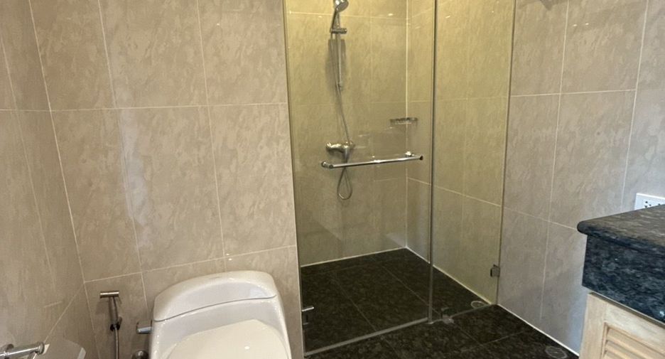 For rent 2 bedrooms condo in Pathum Wan, Bangkok