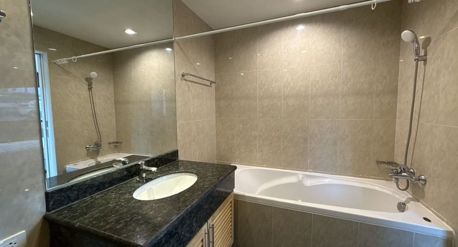 For rent 2 bedrooms condo in Pathum Wan, Bangkok