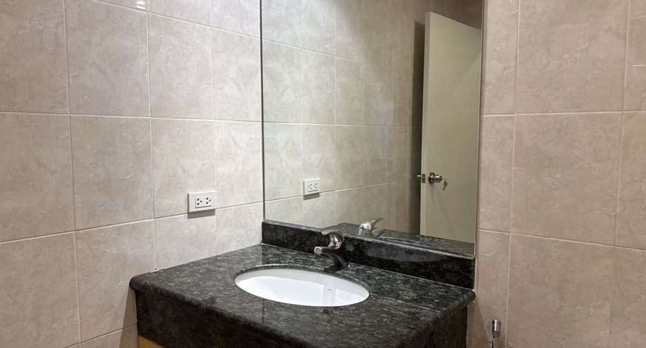 For rent 2 bedrooms condo in Pathum Wan, Bangkok