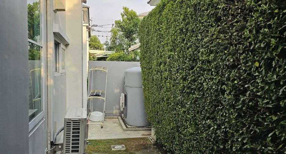 For rent 2 bedrooms townhouse in Prawet, Bangkok