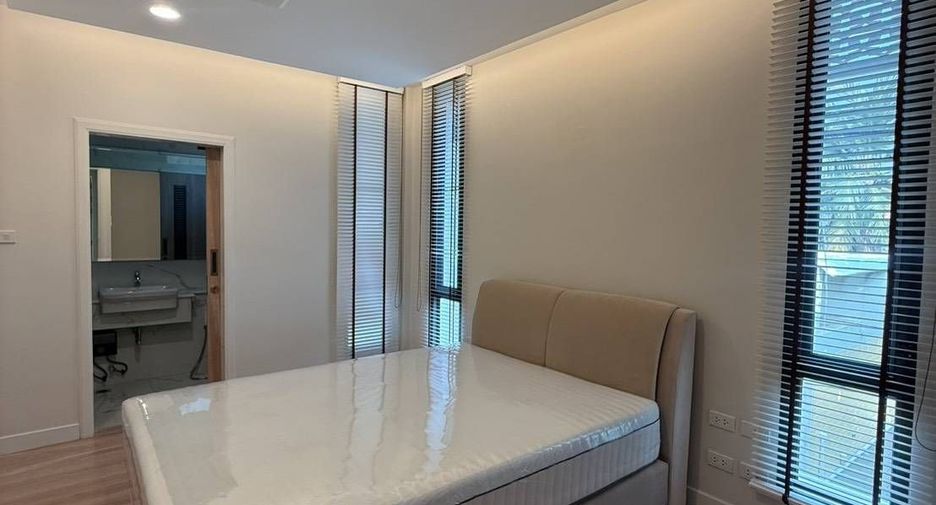For rent 3 bedrooms townhouse in Watthana, Bangkok