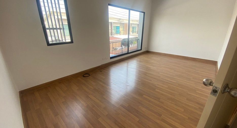 For sale 3 bedrooms townhouse in Prawet, Bangkok
