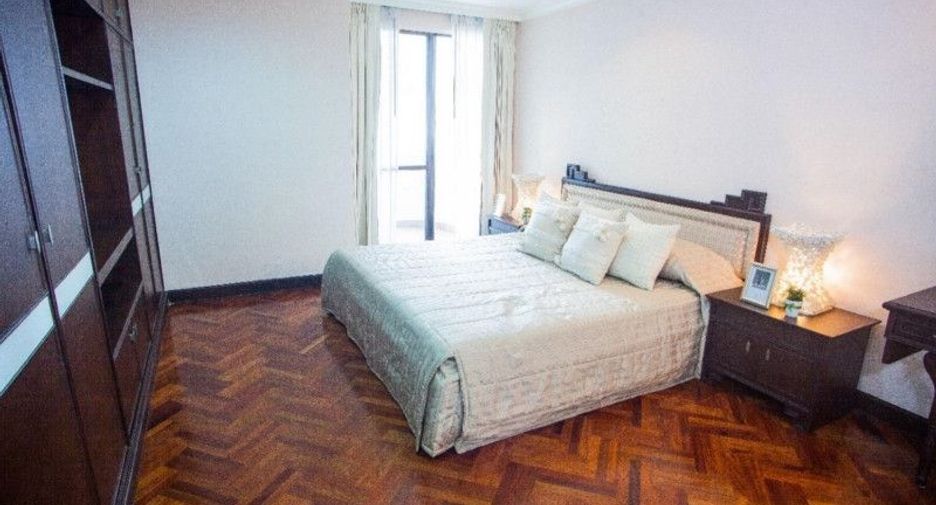For rent 3 bedrooms condo in Watthana, Bangkok
