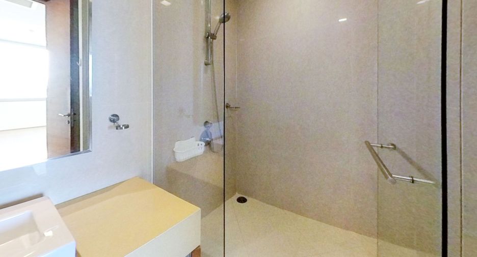 For rent 3 bedrooms condo in Khlong Toei, Bangkok