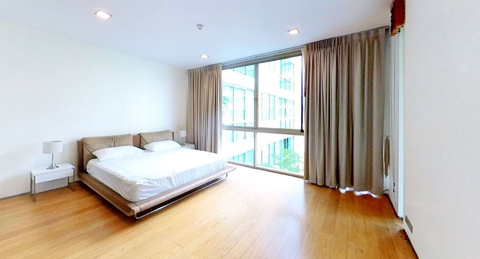 For rent 3 bedrooms condo in Khlong Toei, Bangkok