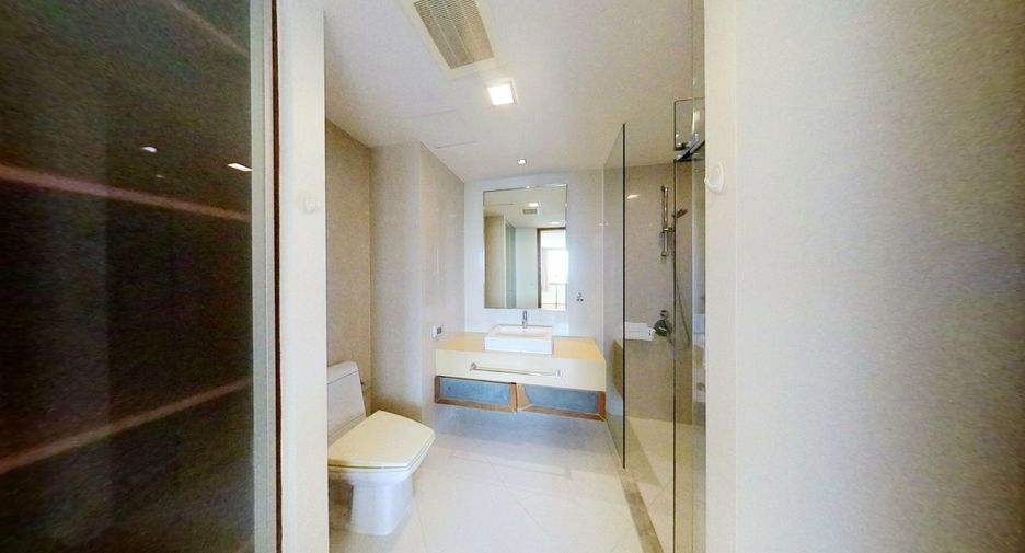 For rent 3 bedrooms condo in Khlong Toei, Bangkok