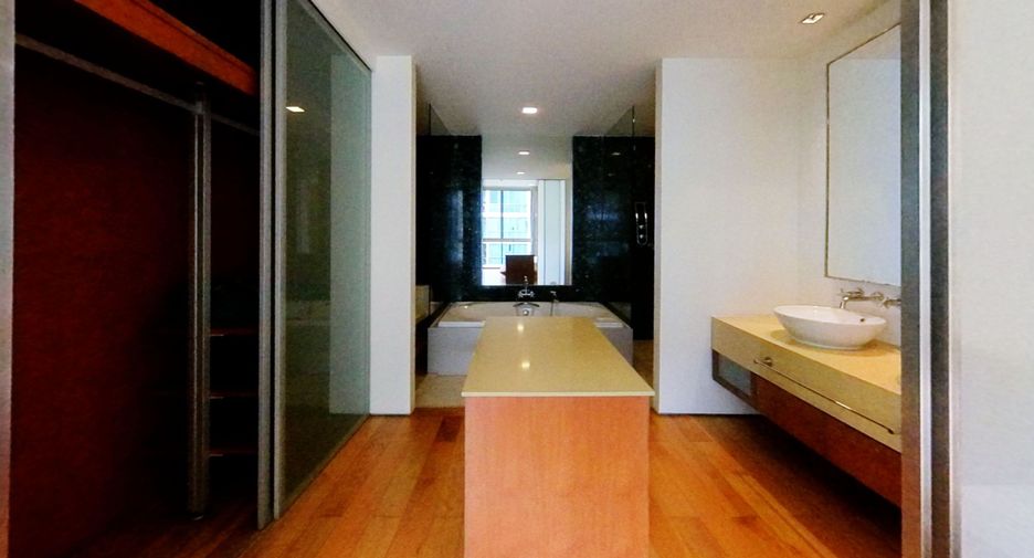 For rent 3 bedrooms condo in Khlong Toei, Bangkok