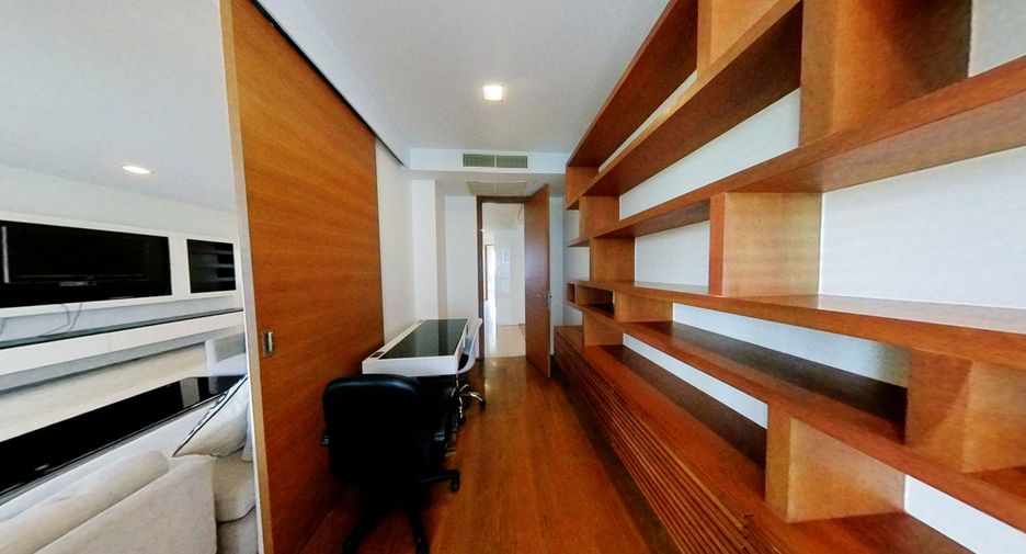 For rent 3 bedrooms condo in Khlong Toei, Bangkok