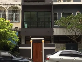 À vendre et à louer 3 chambres maison de ville à Khlong Toei, Bangkok