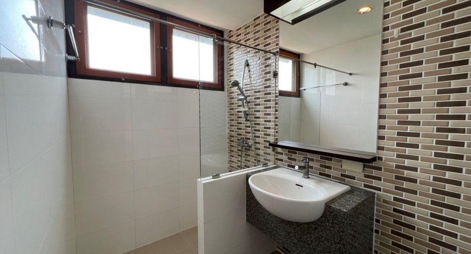 For rent 5 bedrooms condo in Sathon, Bangkok