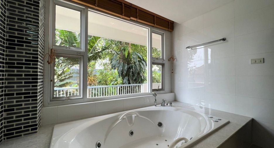 For rent 5 bedrooms condo in Sathon, Bangkok