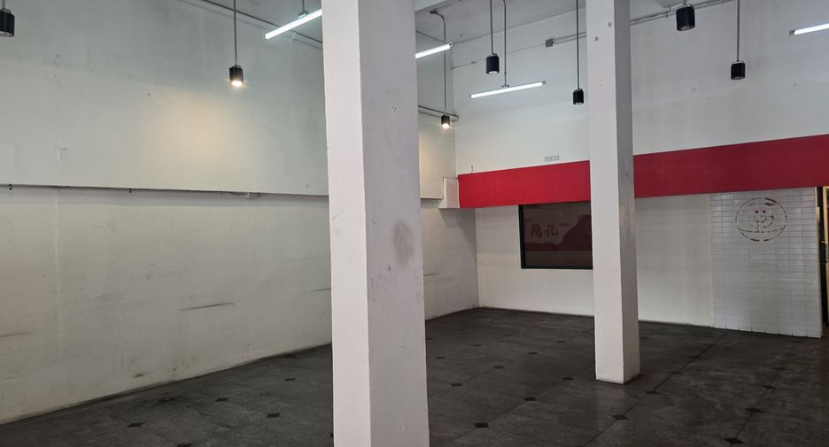 Gewerbefläche zur Miete mit 3 Zimmer in Bang Kapi, Bangkok