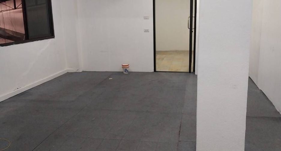 Gewerbefläche zur Miete mit 3 Zimmer in Bang Kapi, Bangkok