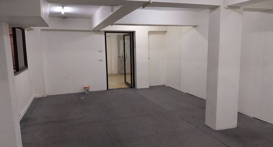 Gewerbefläche zur Miete mit 3 Zimmer in Bang Kapi, Bangkok