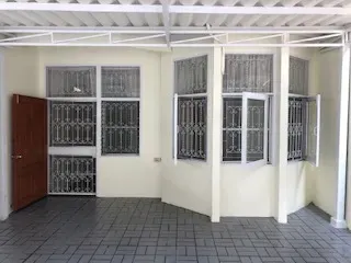 Casa adosada en alquiler de 3 habitaciones en Huai Khwang, Bangkok