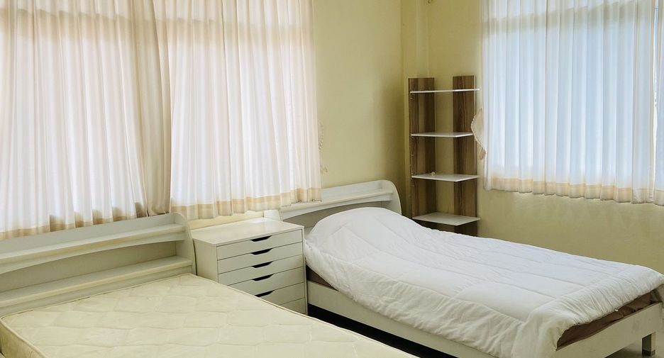 For rent 4 bedrooms townhouse in Watthana, Bangkok
