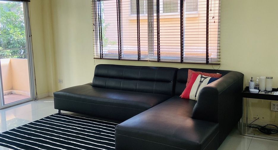For rent 4 bedrooms townhouse in Watthana, Bangkok
