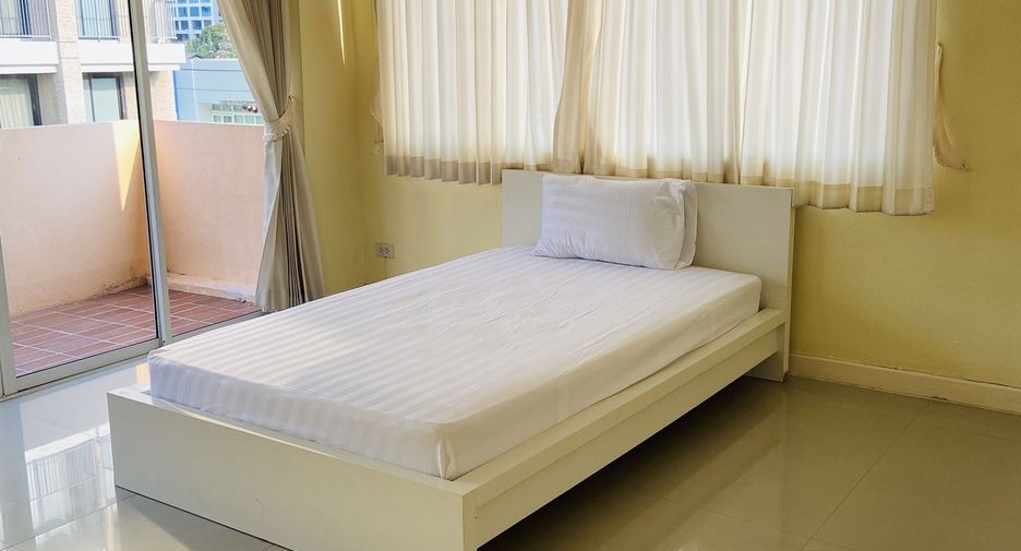 For rent 4 bedrooms townhouse in Watthana, Bangkok