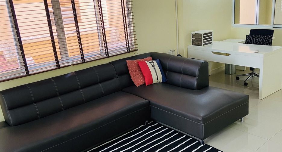 For rent 4 bedrooms townhouse in Watthana, Bangkok