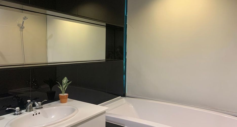 For rent studio condo in Pathum Wan, Bangkok