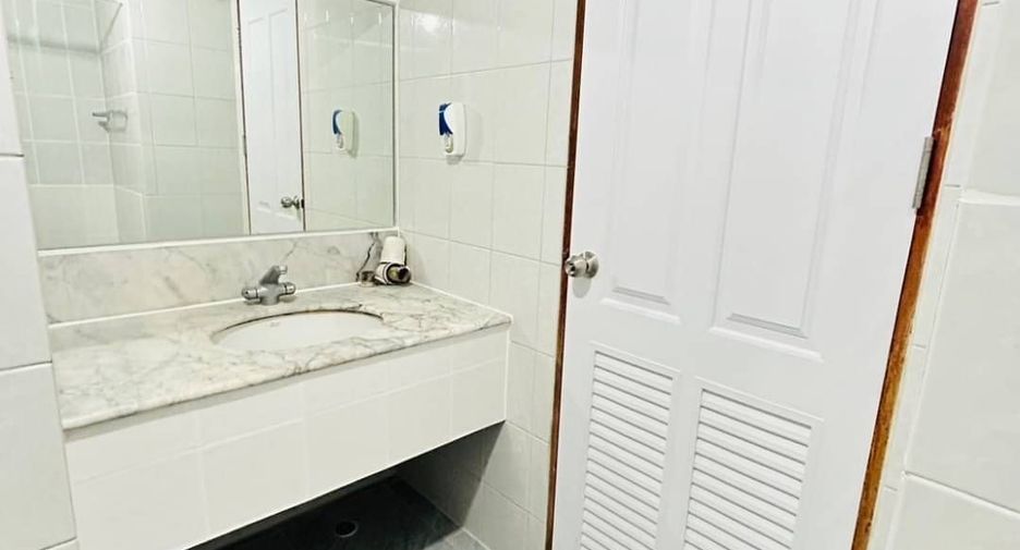 For rent 3 bedrooms condo in Yan Nawa, Bangkok