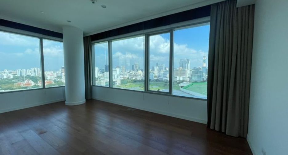 For rent 3 bedrooms condo in Pathum Wan, Bangkok