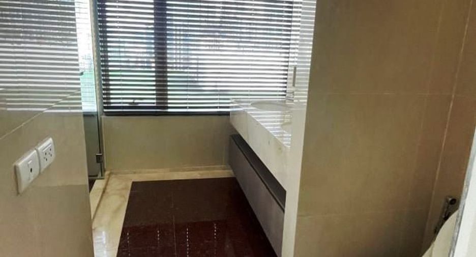 For rent 3 bedrooms condo in Pathum Wan, Bangkok