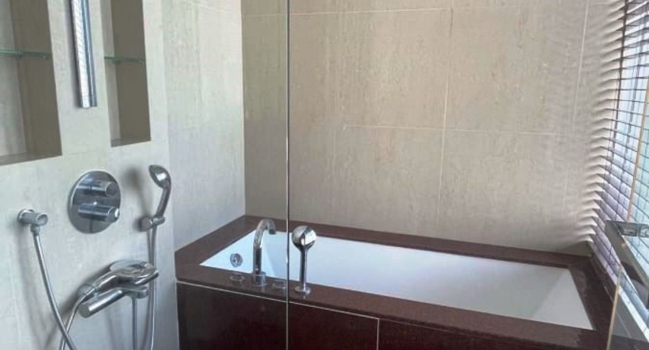 For rent 3 bedrooms condo in Pathum Wan, Bangkok